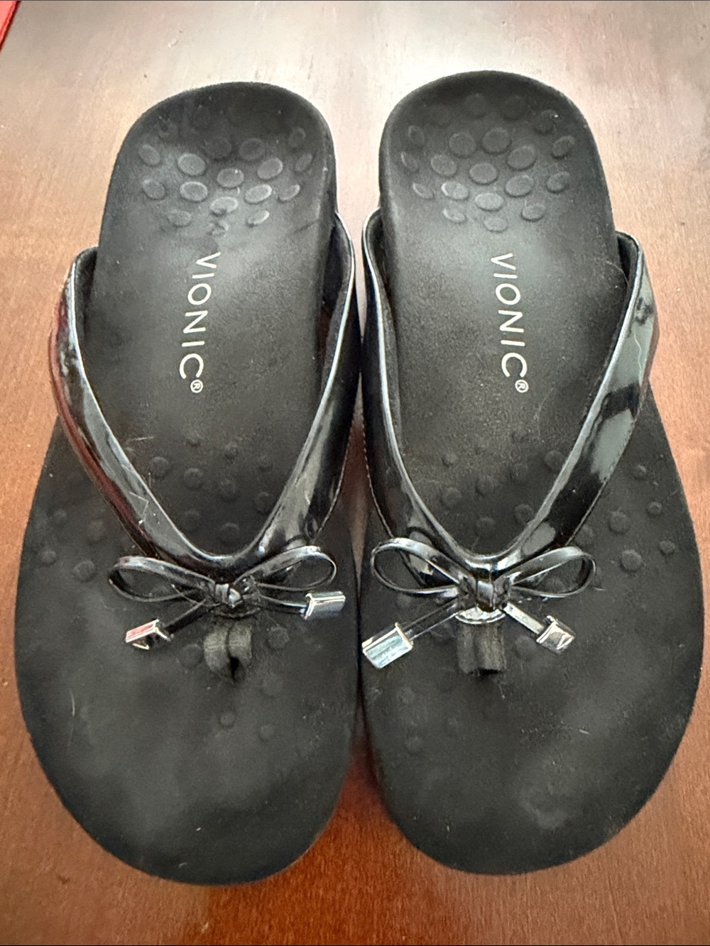Vionic Women's Black Patent Bow Thong Sandals